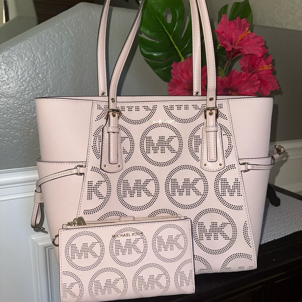 Pink Michael Kors Purse w/ matching wallet